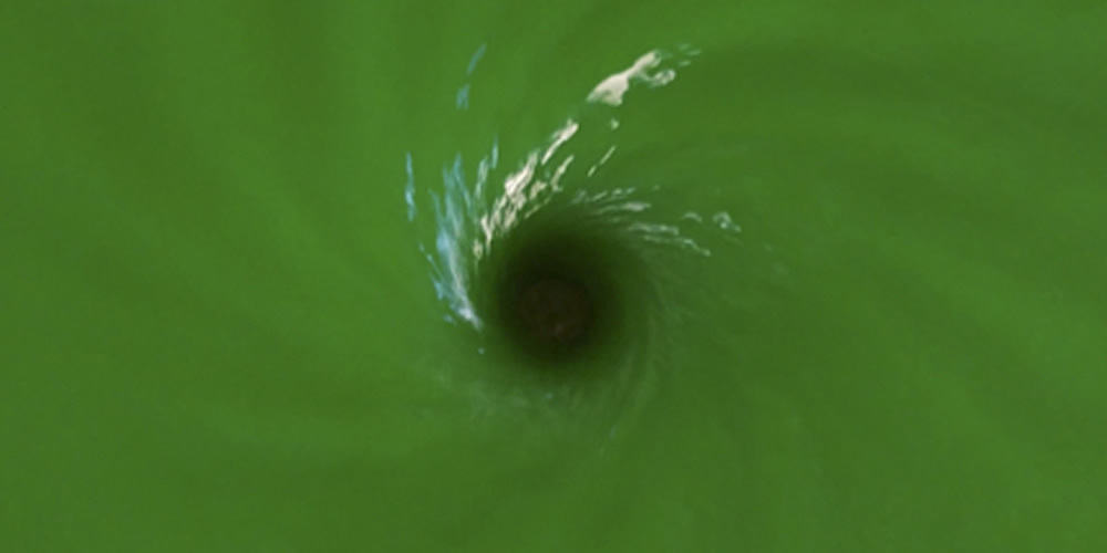 Ondas d’água em ralo imitam oscilações de buracos negros
