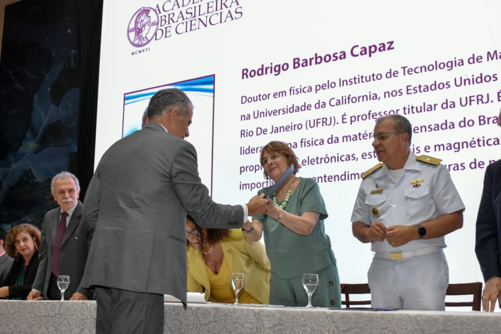 Presidente da SBF é diplomado membro titular da Academia Brasileira de Ciências