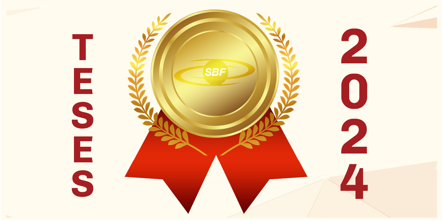 Imagem de uma medalhe com a logo da SBF e as palavras Teses e 2024 cada uma de um lado da melha, escrito verticalmente.