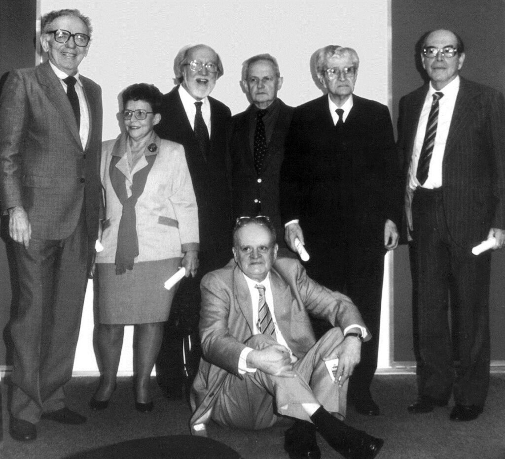 Encontro de fundadores do CBPF - Lattes sentado, em pé - Tiomno, Frota-Pessoa, Leite Lopes, Nachbin, Oliveira Castro e Hervasio de Carvalho (Crédito CBPF)