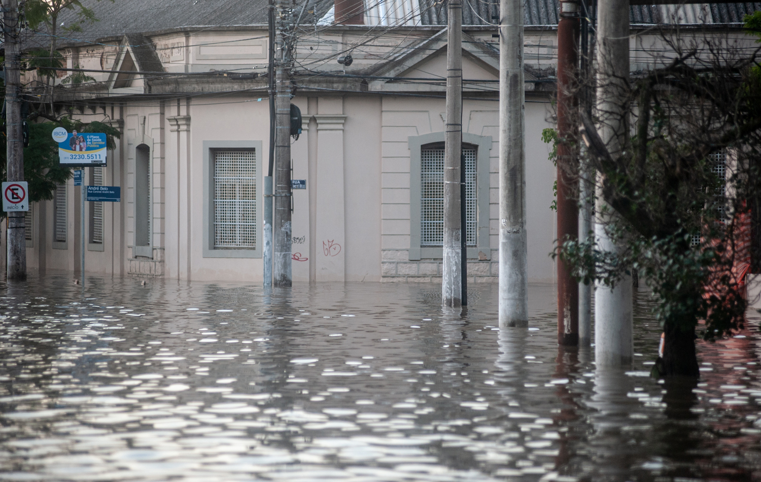 Rua alagada na enchente de maio de 2024, em Porto Alegre. (Crédito: Flávio Dutra/Jornal da UFRGS)