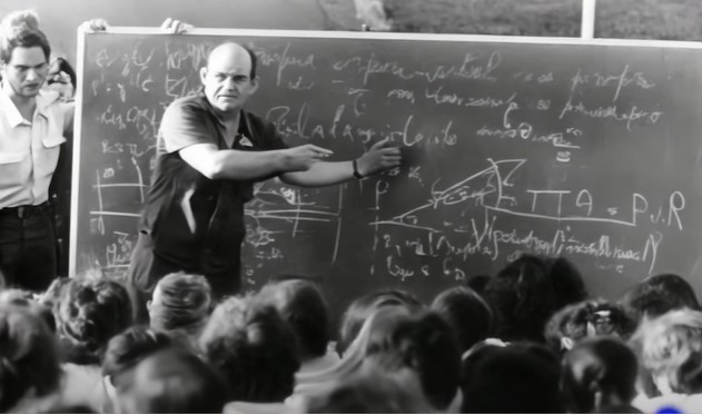 César Lattes em sala de aula em imagem do documentário Homenagem do CNPq ao Centenário de César Lattes e ao Dia do Físico do CNPq