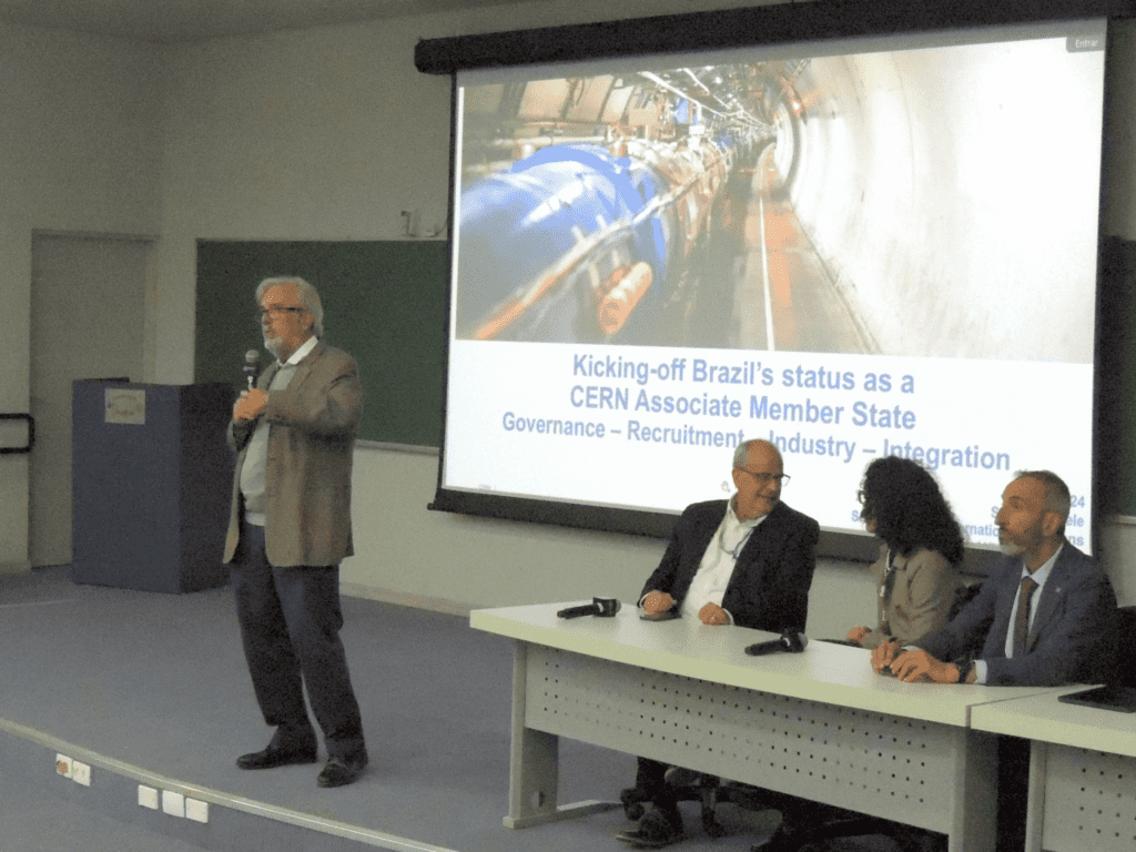 Ignacio Bediaga, presidente do INCT CER-Brasil, realiza apresentação durante a Mesa Redonda “A Associação do Brasil ao CERN: Status e Perspectivas”, durante o Simpósio “Dos Raios Cósmicos aos Aceleradores de Partículas”, realizado na semana passada no Instituto de Física da Universidade de São Paulo. (Crédito: IFUSP)