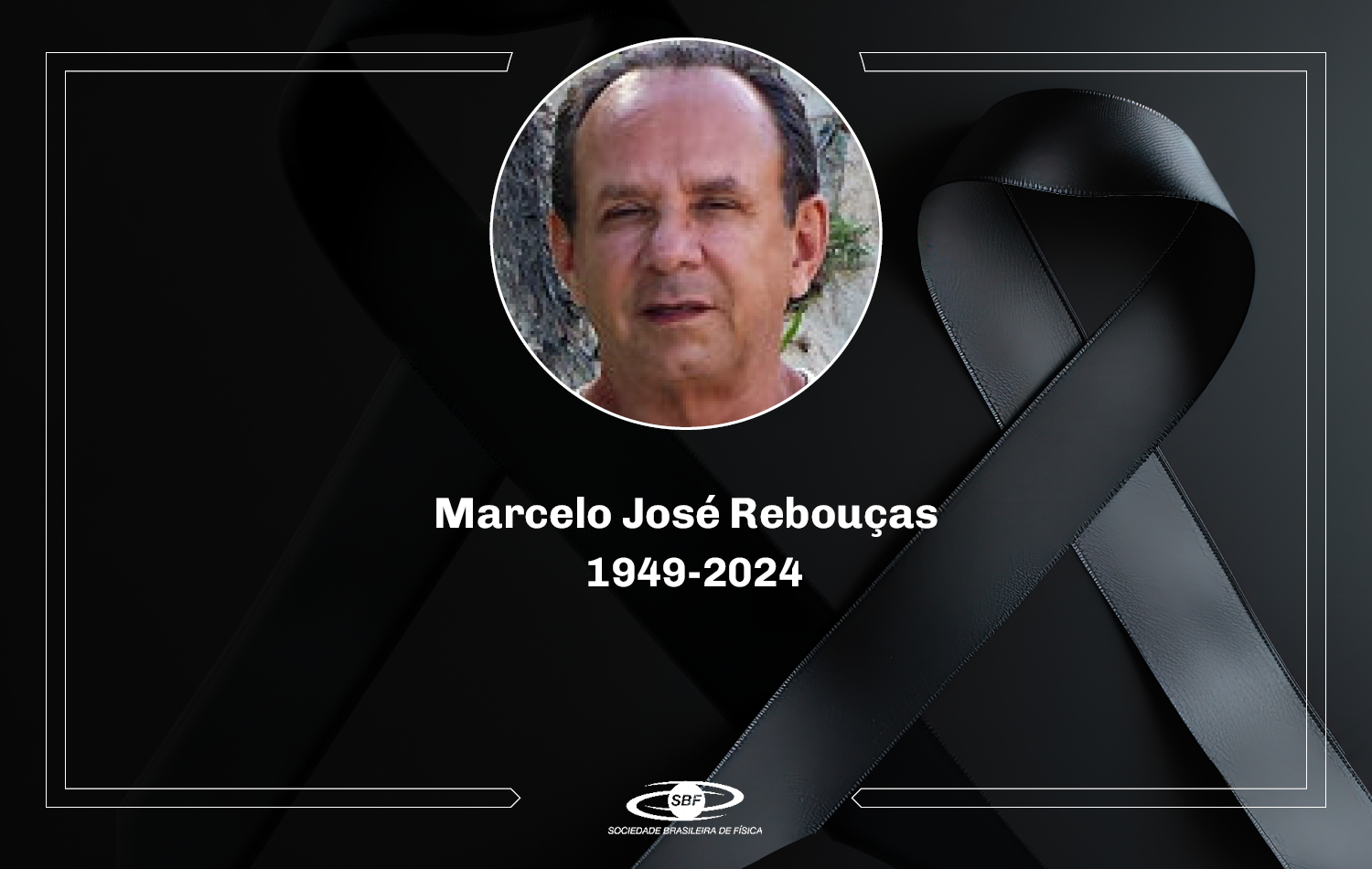 Quadro com fundo preto e fita de luto com a foto do Físico Marcelo Rebouças.