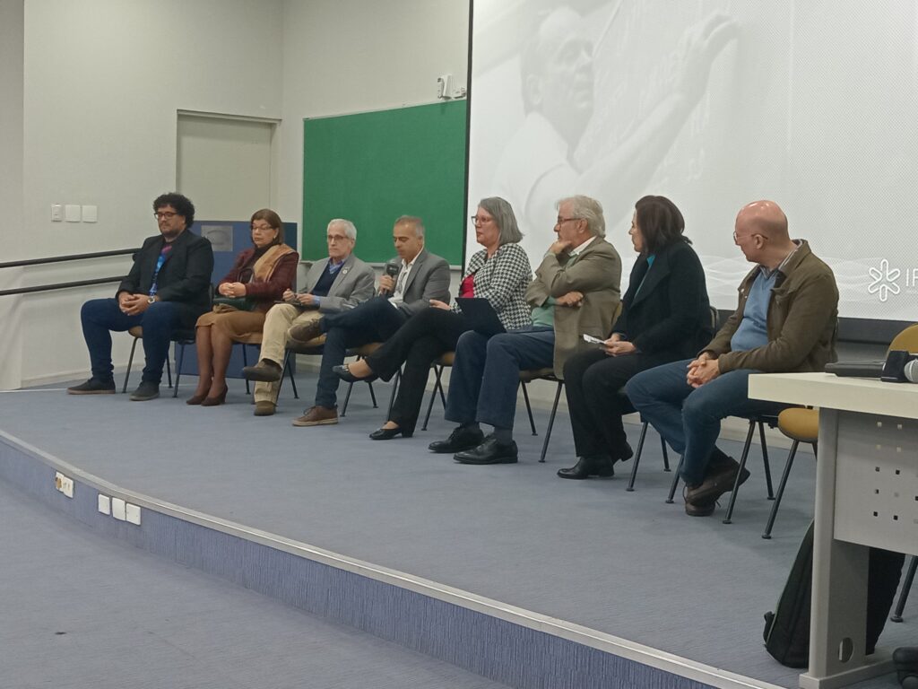 Rodrigo Capaz discursa na abertura do simpósio na USP. (Crédito: Roger Marzochi)