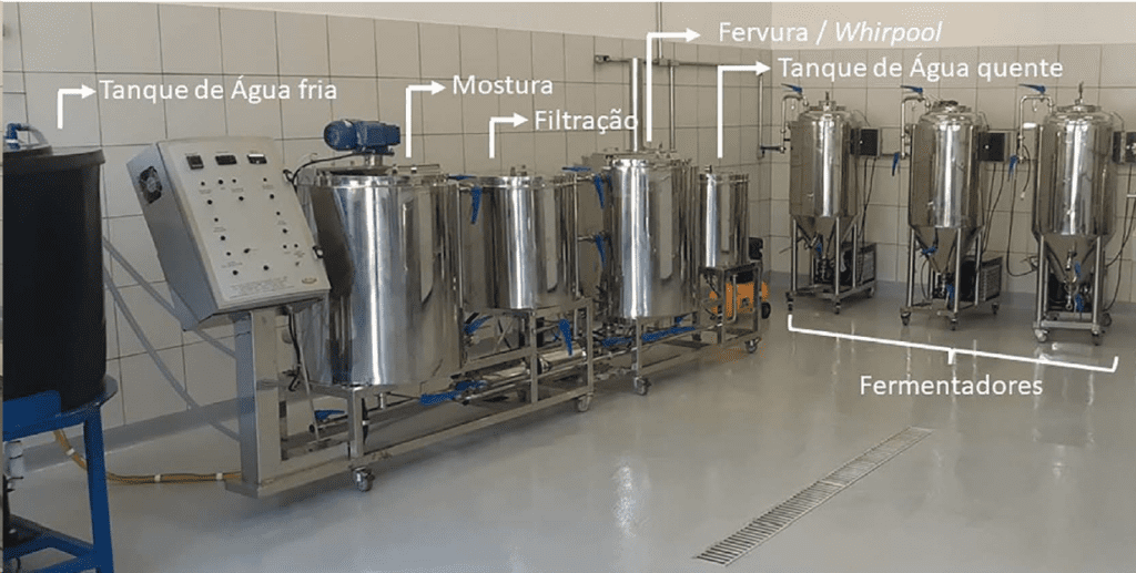 Foto de tanques de produção de cerveja em uma fábrica de cerveja. Tanques altos de aço inoxidável.