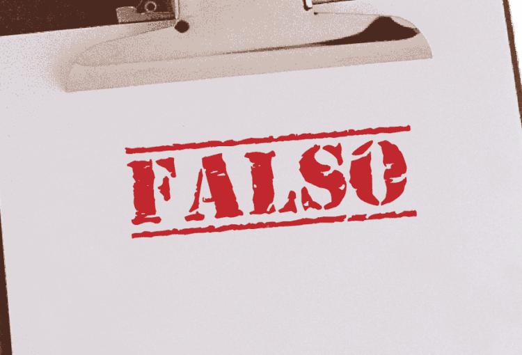 Prancheta com o carimbo escrito "Falso"