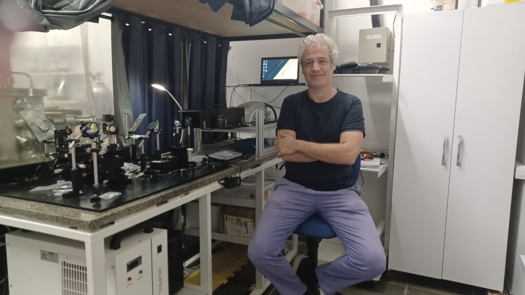 Cientista italiano Tommaso Del Rosso é professor do Departamento de Física da PUC-Rio e responsável pelo Laboratório de Síntese e Caracterização Laser de Nanomateriais (Nanolaser).