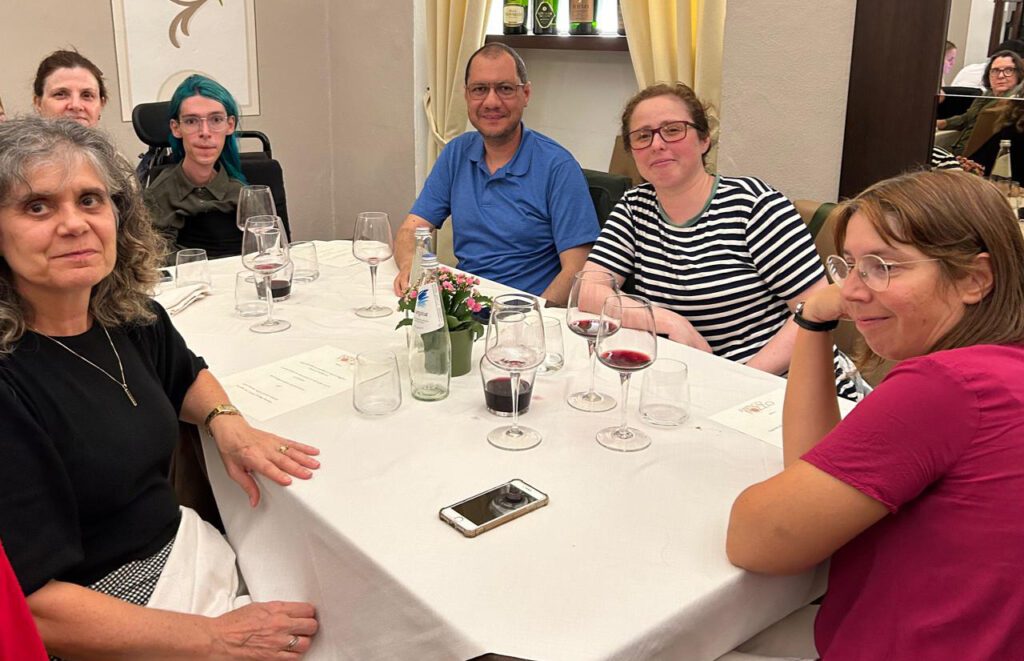 Jantar de confraternização de um evento em Trento, em setembro de 2023, em sentido horário, Débora Peres, Sionara Dalfovo, Kau, Odilon Lourenço, Mariana Dutra, Lena Pais (de Coimbra).