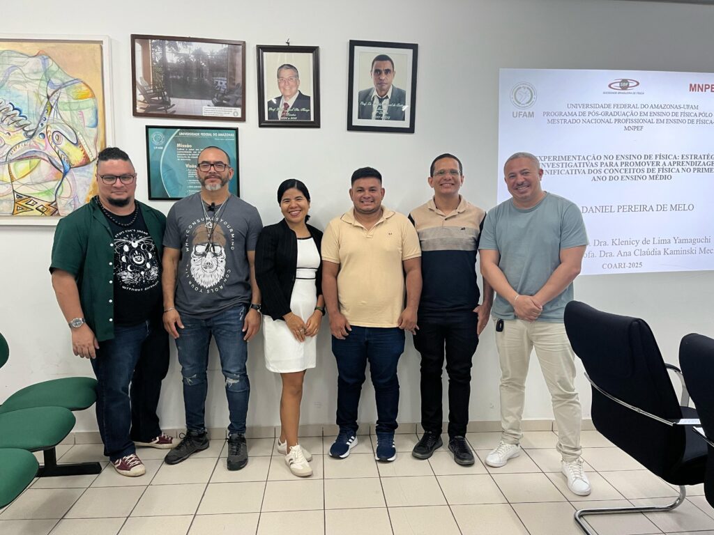 Da esq. para a dir.: O coordenador do Polo 64, Marco Aurélio Cruz (Icet/Ufam), Marcel Braga (ICE/Ufam), coordenador do Polo 04, de Manaus e membro da banca avaliadora, Klenicy Yamaguchi (ISB/Ufam), orientadora do trabalho, o autor Daniel Pereira de Melo, Salatiel Gomes(ISB/Ufam), membro da banca, e Tiago Santos (ISB/Ufam), membro da banca avaliadora e vice coordenador do Polo 64.