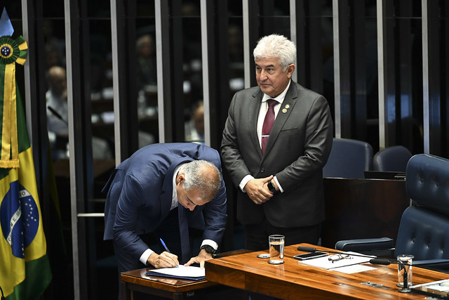 A presidência apresenta voto de louvor in memoriam ao Professor Rogério Cézar de Cerqueira Leite, conforme o Requerimento nº 391, de 2025, convidando o professor Rodrigo Barbosa Capaz, para realizar a assinatura simbólica do voto de louvor na condição de testemunha. (Foto: Edilson Rodrigues/Agência Senado)