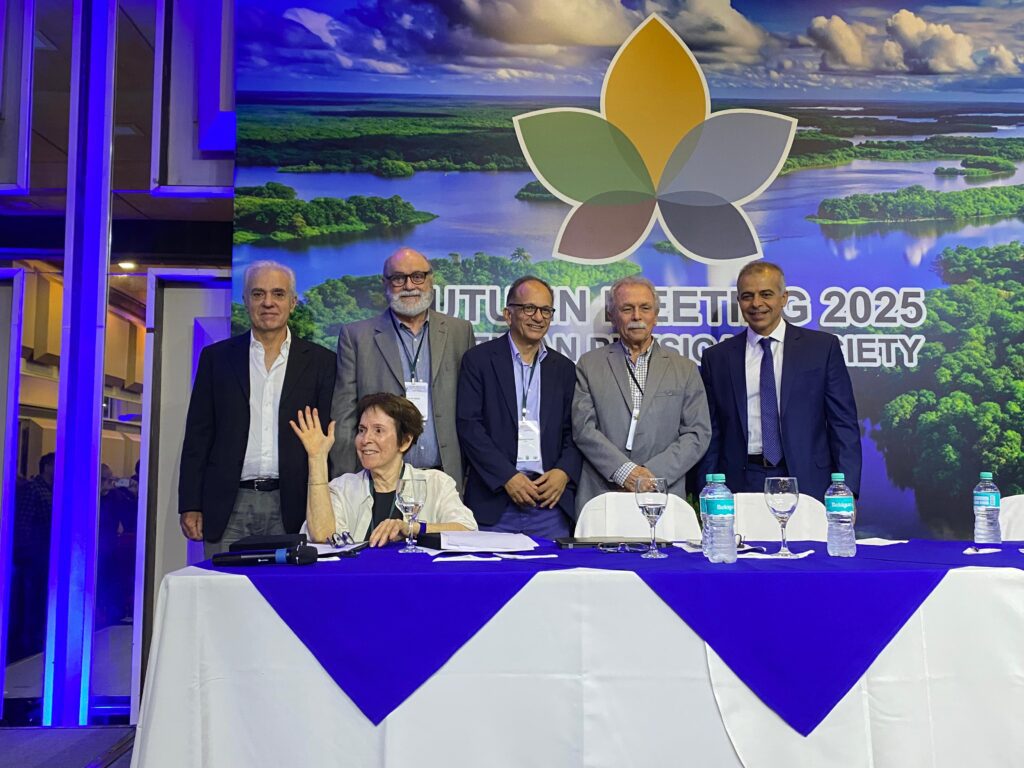 Membros honorários da SBF homenageados no EOSBF 2025: Marcos Pimenta (esq.), Belita Koiller, Celso de Melo, Adalberto Fazzio, Ricardo Galvão e o presidente da SBF, Rodrigo Capaz.