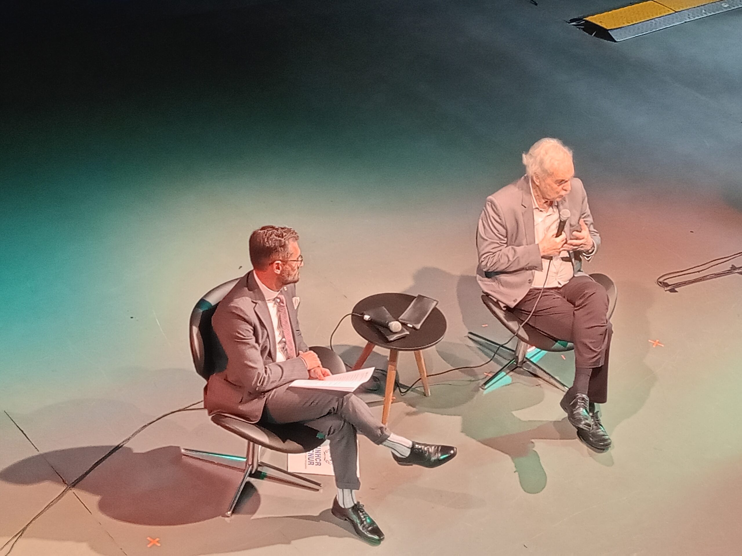 Carlos Nobre defende a arborização de São Paulo ao lado de Jordi Sánchez-Cuenca, coordenador de programas do ONU-Habitat. Ambos sentados em apresentação ao público.