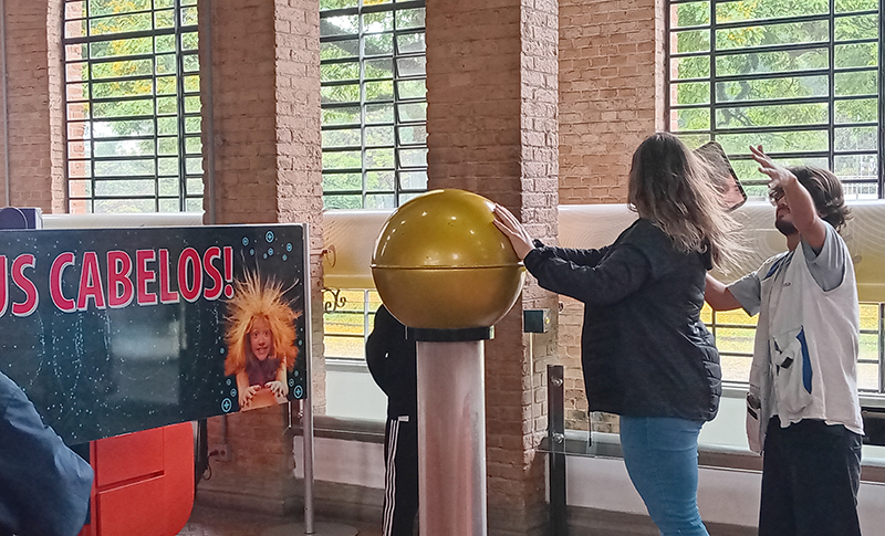 Gerador Van de Graaff exposto no Museu Catavento.