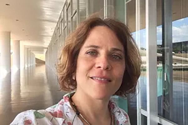 A cientista do CBPF, integrante da Coordenação de Física Teórica, Tatiana Rappoport.