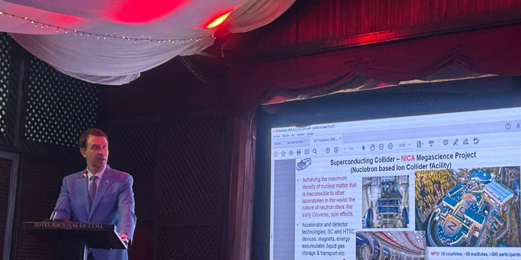 O diretor do JINR, Grigory Trubnikov, apresentando iniciativas do instituto durante o JINR and Latin America: synergetic partnership for future.