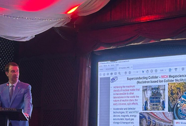 O diretor do JINR, Grigory Trubnikov, apresentando iniciativas do instituto durante o JINR and Latin America: synergetic partnership for future.